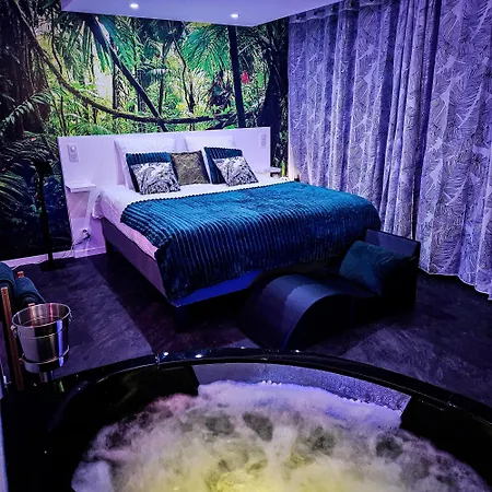 Loveroom & Jacuzzi Tijugo - Ferrand Apartment *