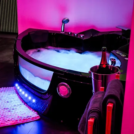 Loveroom & Jacuzzi Tijugo - Ferrand Apartment *